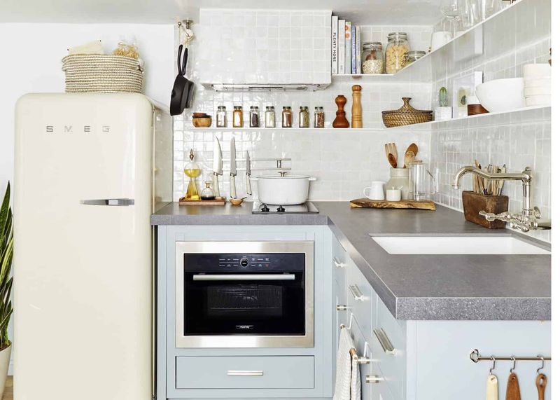 How To Upgrade Your Kansas Kitchen: 9 Things That Bring It Down (And 10 That Lift It Up) - Decor Hint Outdated Appliances With Bulky Designs