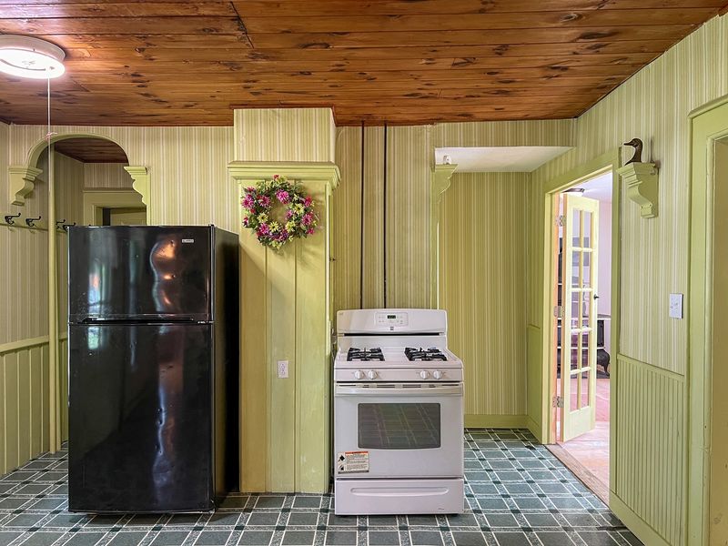 Design Trouble In Vacationland: 16 Kitchen Icks Turning Buyers Away In Maine - Decor Hint Wallpaper Personality Overload