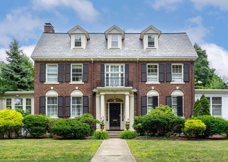 I've Watched Illinois Architecture Evolve And These 17 Styles Could Disappear By 2030 - Decor Hint Colonial Revival Houses