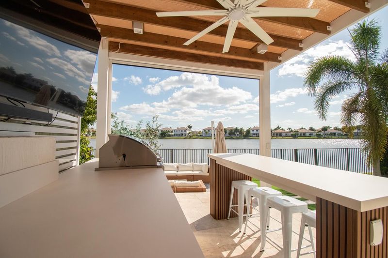8 Backyard Design Moves That Make Florida Homes Feel Like Resorts - Decor Hint Create an Outdoor Kitchen and Bar