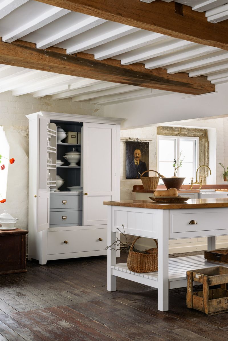 18 Examples Of The English Kitchen Style That's Replacing The Modern Farmhouse - Decor Hint Freestanding Furniture