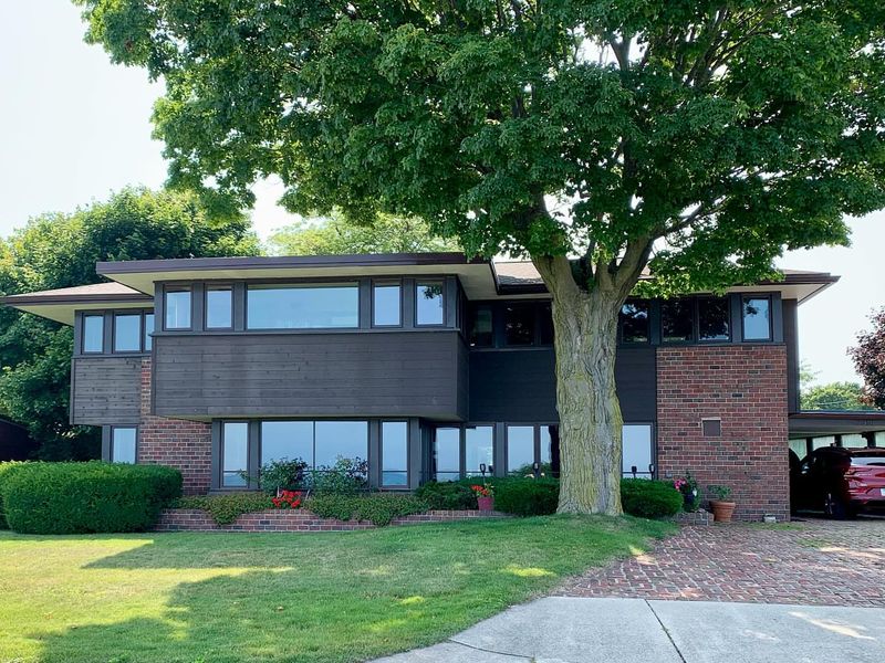 11 Home Types In Illinois Set To Fall In Value (And 9 That Could Be Smart Buys) - Decor Hint Aging Split-Level Homes