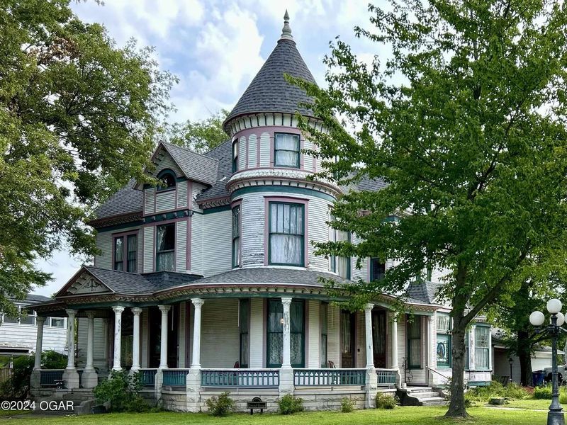 Missouri's Best-Loved Historic Home Styles For Instant Curb Appeal - Decor Hint Victorian Queen Anne: The Fancy Showstopper