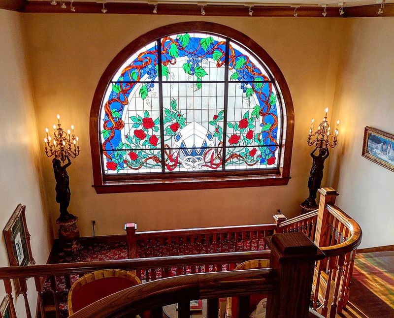 10 Decorating Trends In Pennsylvania Homes That Still Hold Strong (And 3 That Didn't Stand The Test Of Time) - Decor Hint Stained Glass Windows Cast Colorful Light