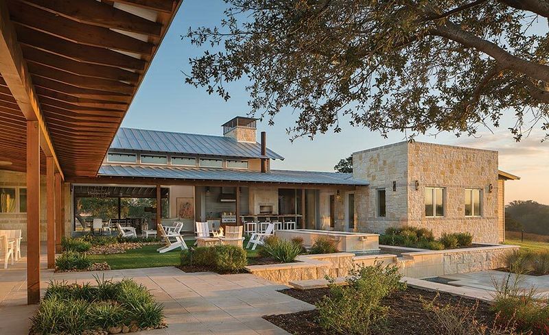 12 Bold Exterior Touches From Texas Ranches Gaining Popularity - Decor Hint Stone Facade Elements