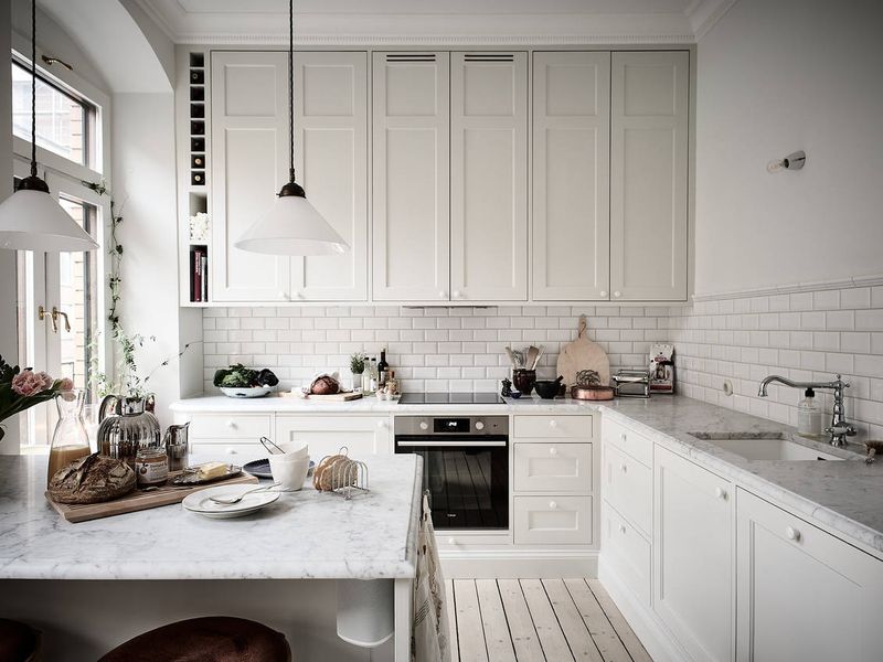 7 Kitchen Cabinet Styles Designers Recommend And 5 They Say To Avoid - Decor Hint Shaker Style - Timeless Elegance