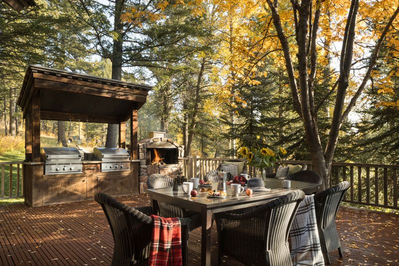 9 Outdoor Kitchen, Lounge, And Garden Spaces Popular In Wyoming Homes - Decor Hint All-Weather Outdoor Dining