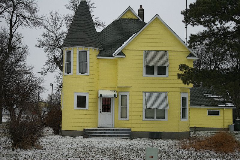 11 Exterior Design Trends That Are Ruining Curb Appeal In Saint Paul - Decor Hint Trendy Paint Colors That Fade Quickly