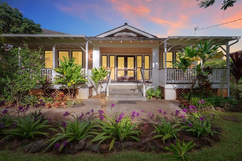 Aloha At The Front Door: 9 Curb Appeal Styles That Capture Hawaii's Historic Charm - Decor Hint Craftsman Bungalow With Hawaiian Touches