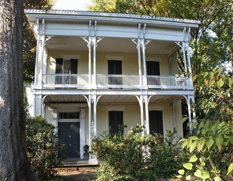 21 Secluded Mansions In Mississippi Featuring Centuries Of Craftsmanship - Decor Hint McRaven House — Vicksburg, MS