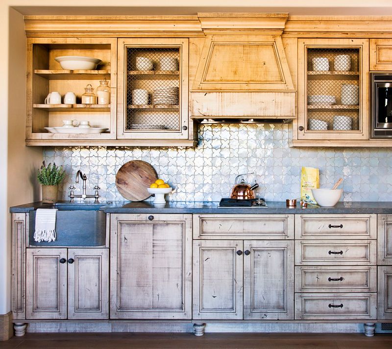 How To Achieve Country Chic Style In Your Kitchen: 17 Simple Tips - Decor Hint Choose Vintage-Inspired Hardware