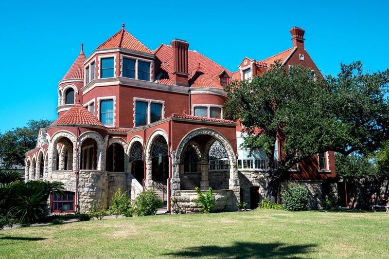 16 Secluded Texas Mansions Stretch Out In The Lone Star State - Decor Hint Amarillo Brickhouse