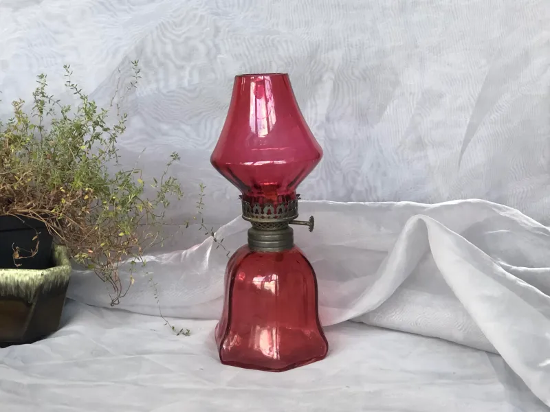 13 Maryland Family Heirlooms That Fell Flat In Value (And 4 Still Holding Strong) - Decor Hint Victorian-Era Oil Lamps