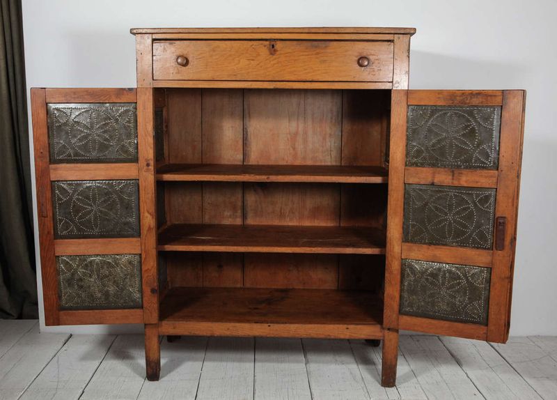 7 Antique Pieces That Elevate Any Southern Farmhouse Interior - Decor Hint Vintage Pie Safes