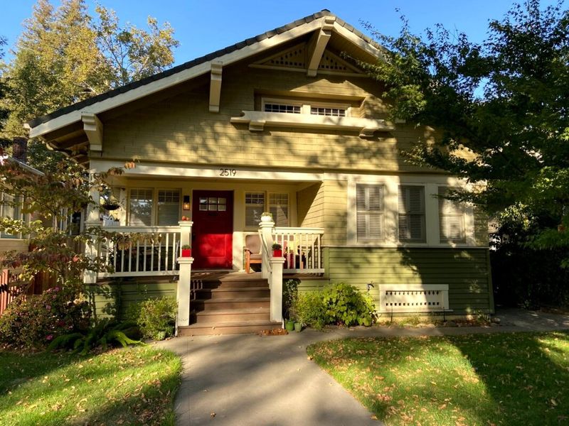 Craftsman Bungalow: Front Porch Perfection