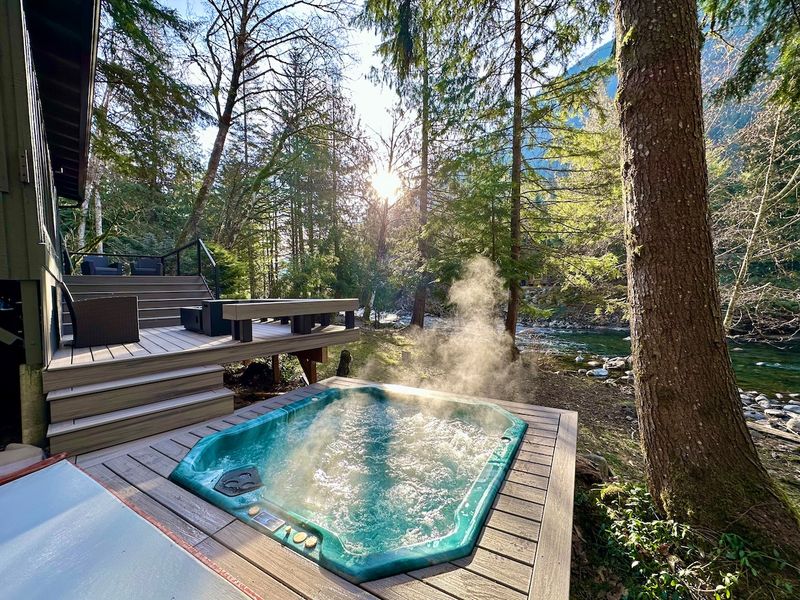 10 Outdoor Corners That Make Washington Homes Feel More Private - Decor Hint Driftwood-Framed Hot Tub Havens