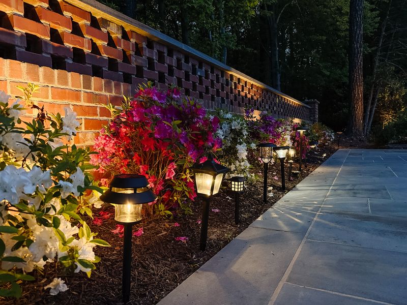 13 Southern-Ready Exterior Design Ideas Taking Over Mississippi Homes - Decor Hint Outdoor Lighting That Tells A Story