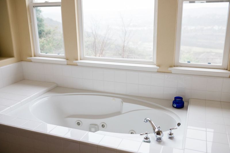 13 Features Buyers Are Starting To Avoid In Modern Nevada Homes - Decor Hint Whirlpool Tubs