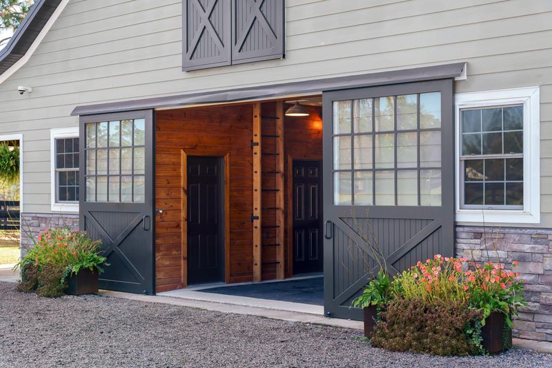 12 Bold Exterior Touches From Texas Ranches Gaining Popularity - Decor Hint Oversized Barn Doors