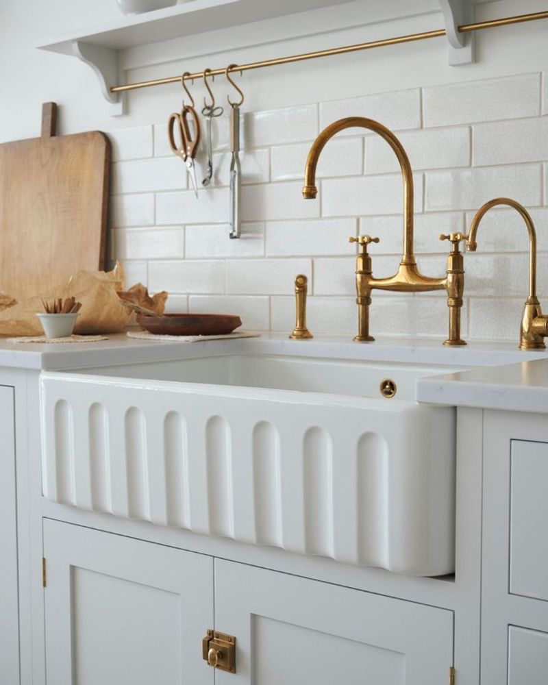 18 Examples Of The English Kitchen Style That's Replacing The Modern Farmhouse - Decor Hint Deep Belfast Sinks
