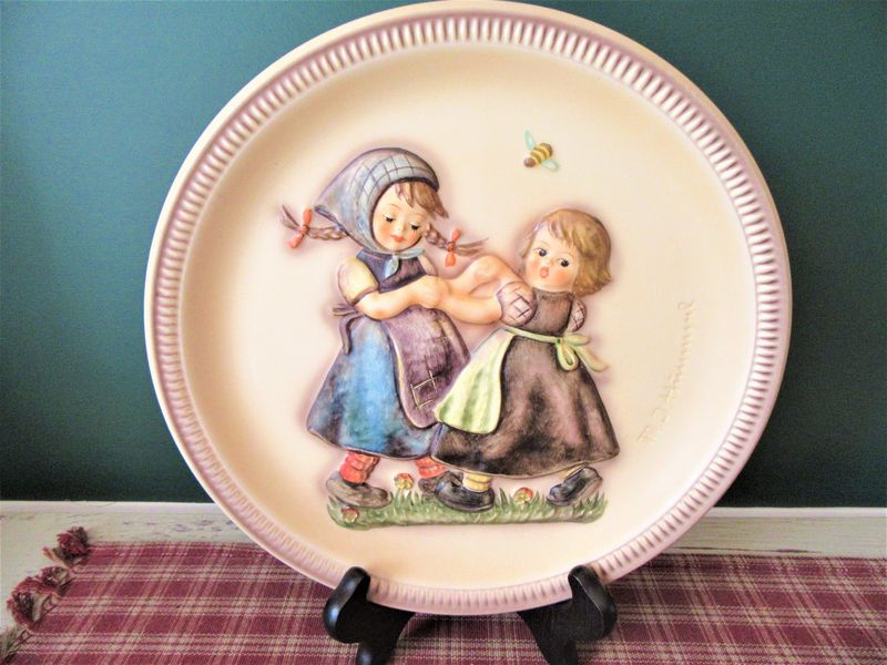 9 Antiques In Olympia Homes That Could Sell Big And 4 That Have Lost Their Luster - Decor Hint 1980s Collector Plates