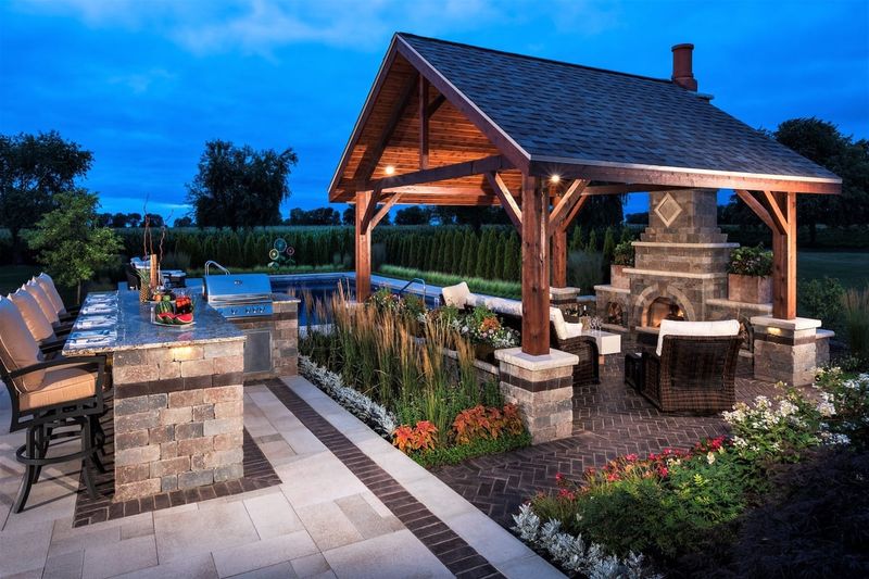 19 Unrealistic HGTV Projects That Would Never Work In Lubbock Homes - Decor Hint Luxurious Outdoor Kitchens