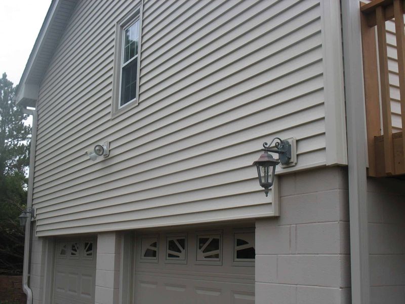 9 Things Making The Exterior Of Your Home Look Dated, And What You Can Do About Them - Decor Hint Visible Vinyl Siding Seams