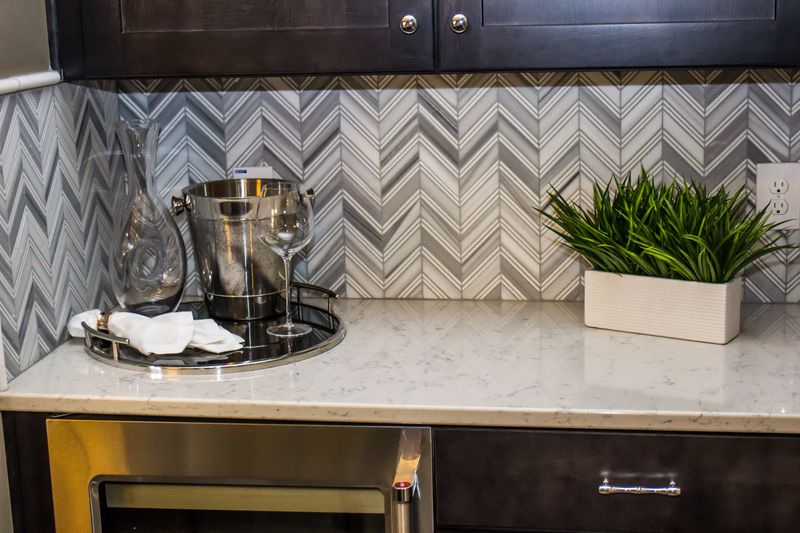 15 Kitchen Faux Pas That Make Indiana Homebuyers Cringe, According To Designers - Decor Hint Outdated Tile Backsplashes