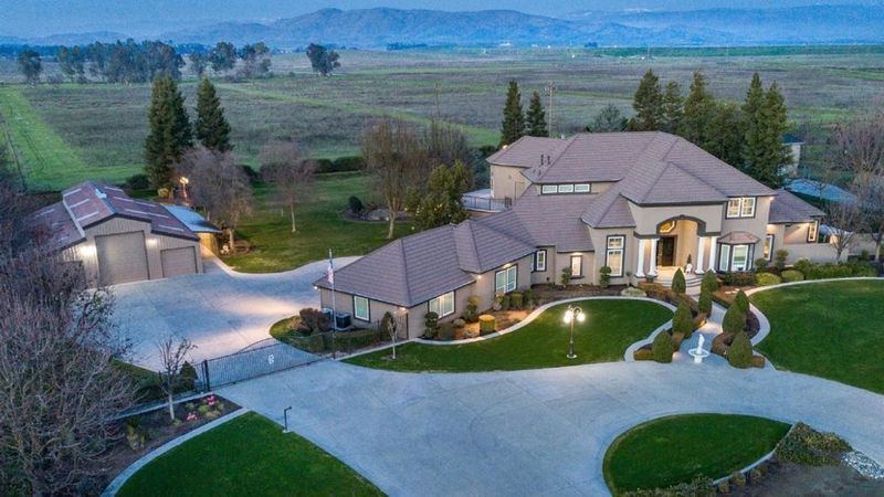 Clovis Real Estate Forecast Shows 4 Home Types Losing Value + 7 That Are Trending Up - Decor Hint Oversized Luxury Properties