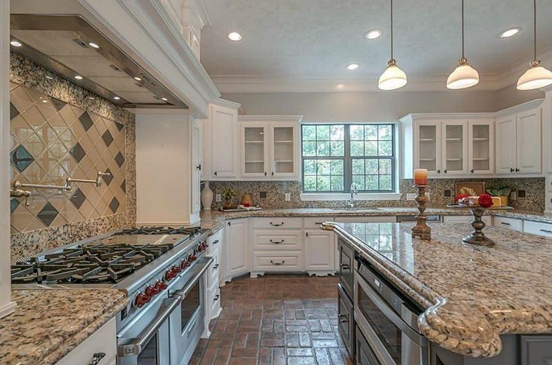 22 Clear Signs Your Home Is Not Trendy Anymore, According To Designers - Decor Hint Granite Countertops Show Their Age