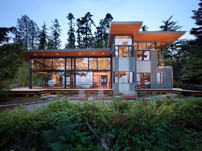 Seattle's Top 10 Exterior Design Ideas For Wet Climates - Decor Hint Cedar Siding With Proper Overhangs