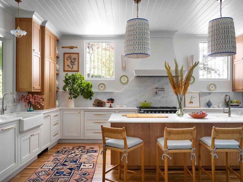 11 Outdated Kitchen Trends In Kentucky, And 9 Classics That Never Go Out Of Style - Decor Hint Farmhouse Or Apron-Front Sink Honors Kentucky's Agricultural Roots