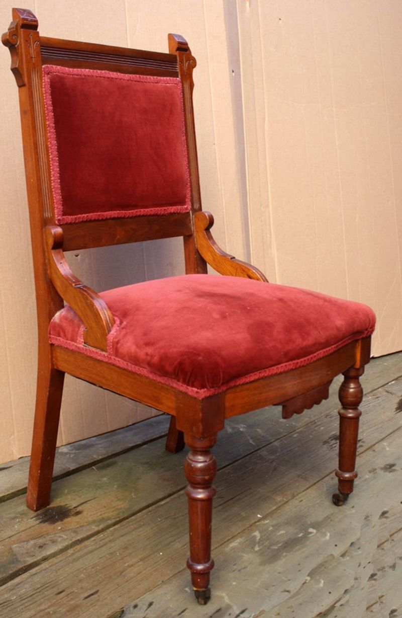 8 Antiques To Hunt For In Vermont This Year And 8 To Avoid - Decor Hint Velvet-upholstered Victorian Chairs