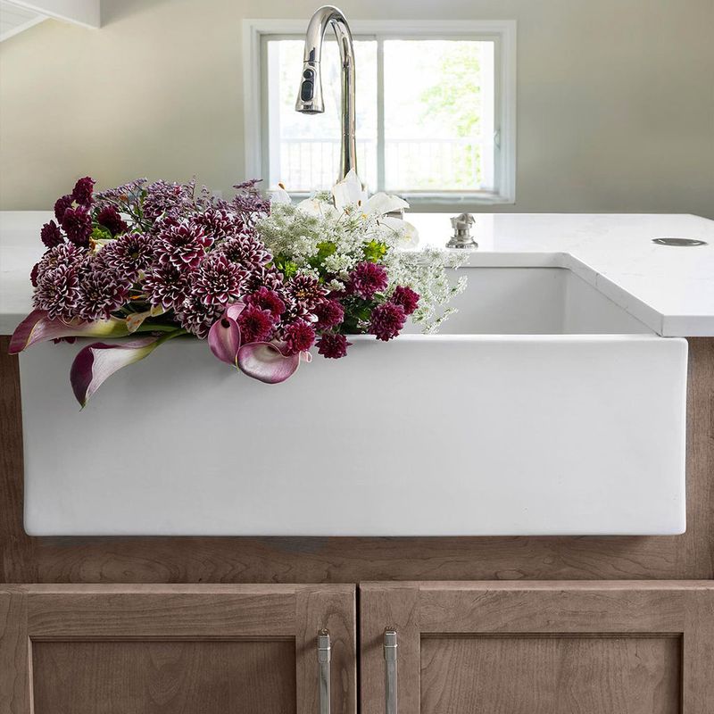 What's In And What's Over: 10 Long-Lasting PA Decorating Trends And 3 That Miss The Mark - Decor Hint Farmhouse Sink Styles (In)