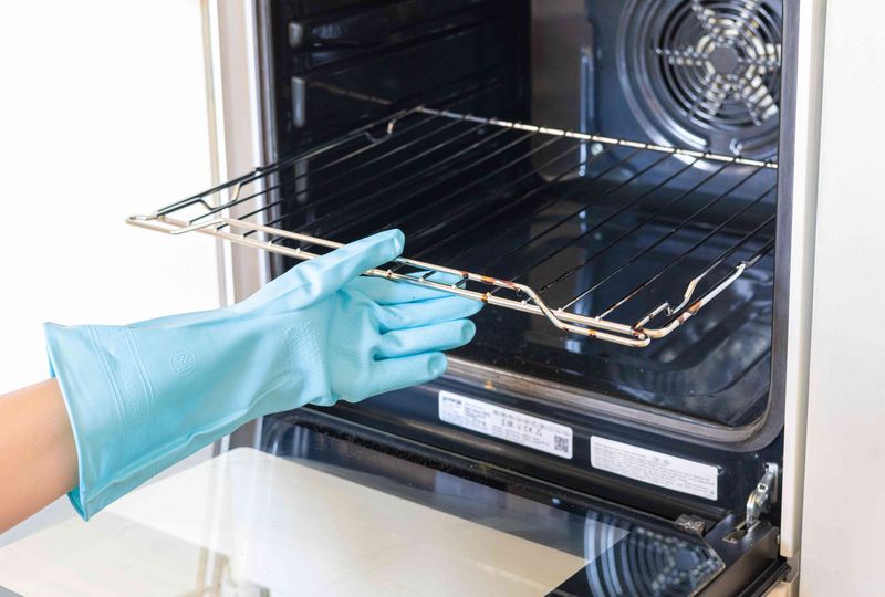 10 Natural Ways To Clean Oven Racks Without Using Harsh Chemicals - Decor Hint Boiling Water and Baking Soda