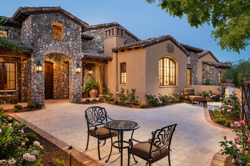 10 Desert-Friendly Exterior Design Ideas From Arizona Homes - Decor Hint Courtyard Entryways