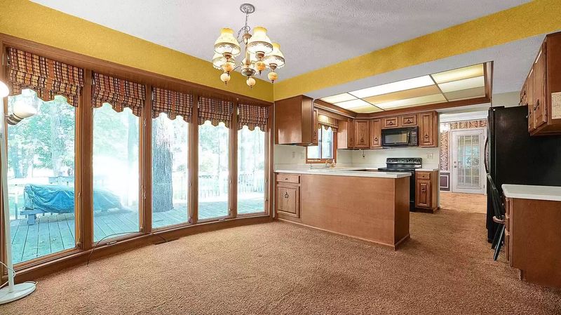 11 Outdated Kitchen Trends In Kentucky, And 9 Classics That Never Go Out Of Style - Decor Hint Wall-To-Wall Carpet In Kitchens Is A Recipe For Disaster