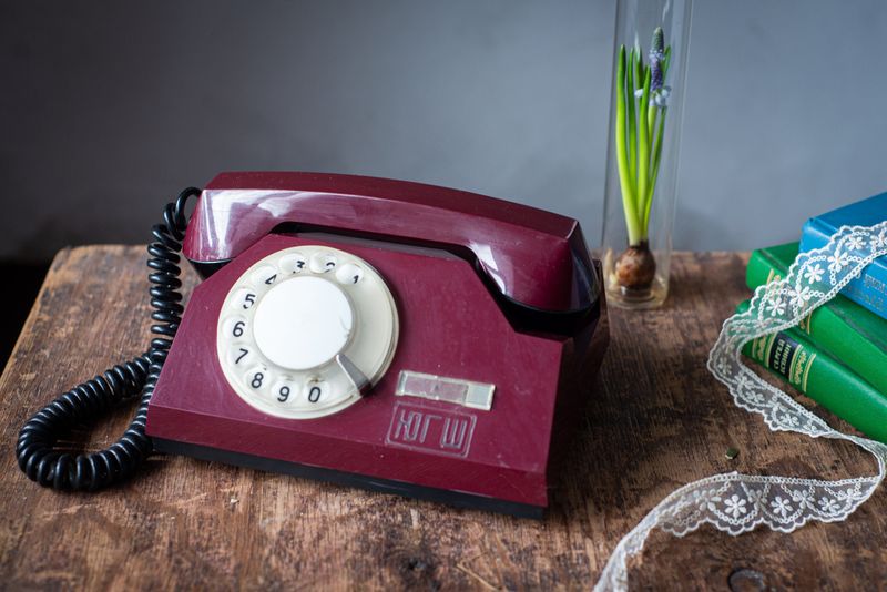 5 Retro Touches In Jersey City Homes Trending Again And 3 That Never Faded - Decor Hint Rotary Phones as Functional Decor