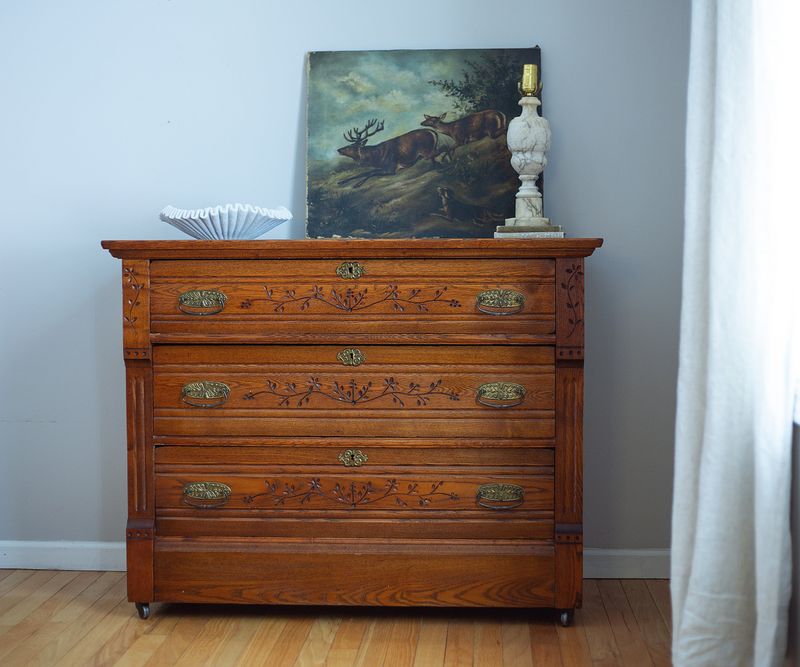 5 Vintage Decor Finds Losing Value In Galena Homes And 2 That Still Shine - Decor Hint Heavy Oak Furniture