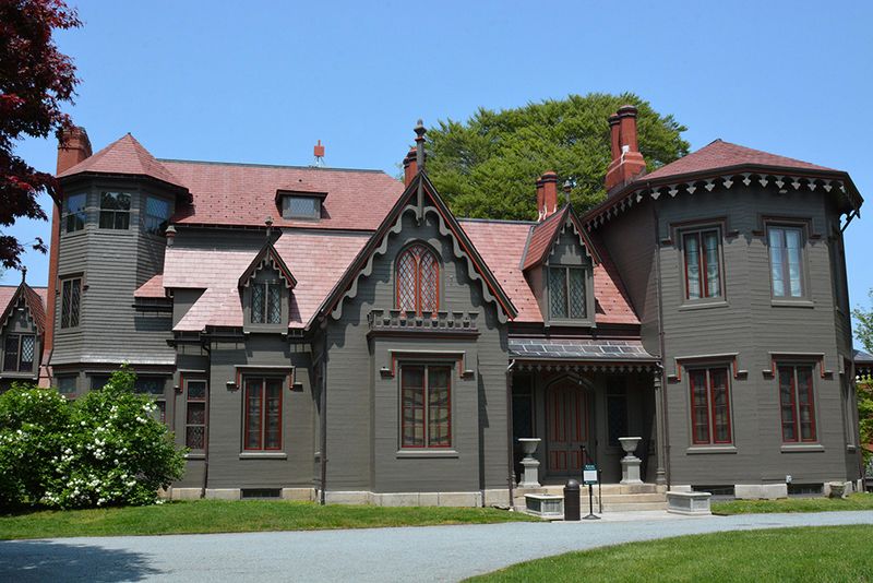 Inside 25 Luxurious Homes Of The Richest Gilded Age Families In USA - Decor Hint Kingscote: Gothic Cottage Of The Kings