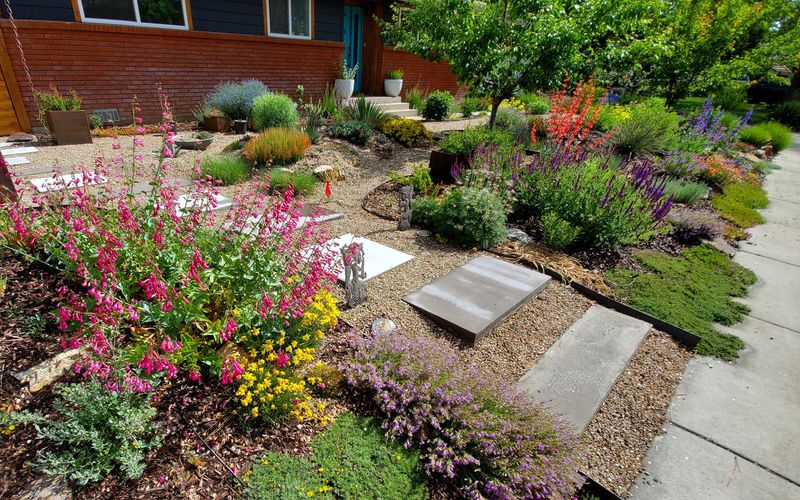 Desert Style Inside And Out: 10 Smart Ideas For Utah Yards And Entryways - Decor Hint Native Plant Xeriscaping