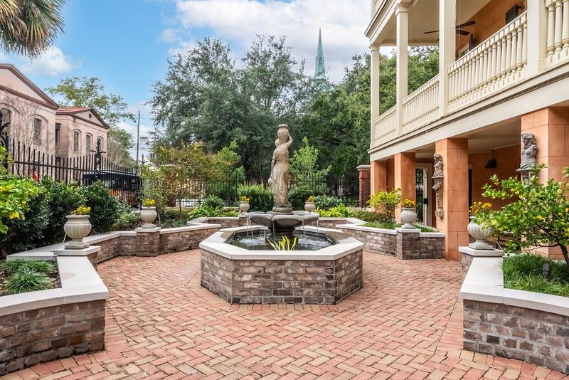 Georgia's Most Inviting Outdoor Spaces You'll Want To Copy ASAP - Decor Hint Savannah-Style Courtyard Gardens
