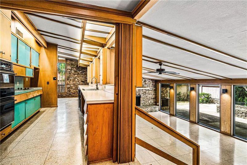 16 Secluded Texas Mansions Stretch Out In The Lone Star State - Decor Hint Waco Midcentury