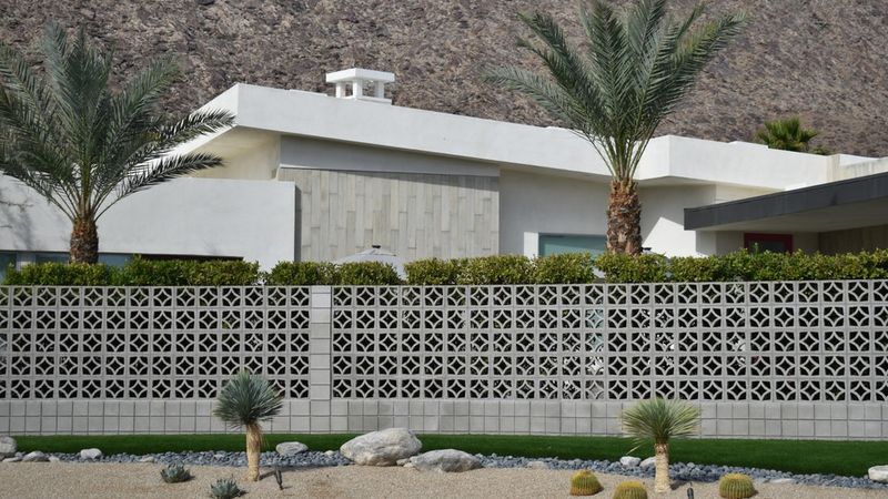 11 Stylish Desert-Ready Exterior Design Ideas Inspired By California Homes - Decor Hint Breeze-Block Privacy Walls