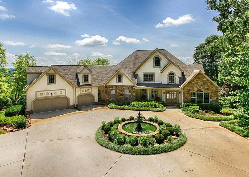 9 Home Styles First-Time Buyers Are Loving In Knoxville + 4 Property Types To Rethink Before You Buy - Decor Hint Oversized Suburban Homes