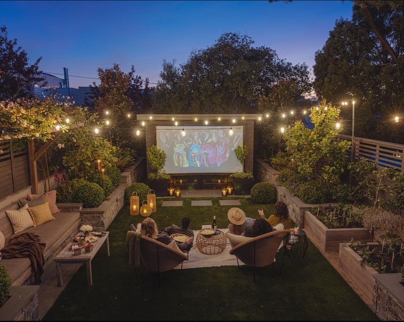 12 Effortlessly Cool Outdoor Spaces You'll Spot All Over California Neighborhoods - Decor Hint Outdoor Movie Theaters