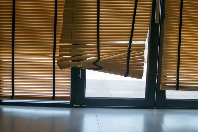 10 Sneaky Details That Make Your Home Feel Messy And 8 That Should Never Be There - Decor Hint Broken Blinds (Should Never Be There)