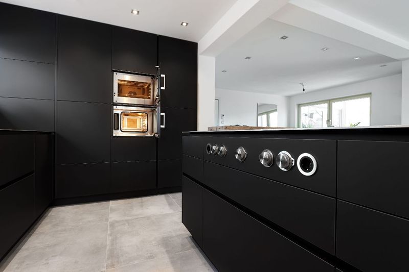 16 Kitchen Shades Chicago Kitchens Are Ditching In 2025 (Plus 4 That Were Never Cool) - Decor Hint High-Gloss Black Fades Out