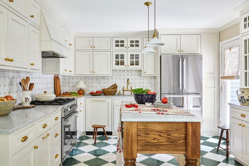 16 Kitchen Cabinet Colors That Look Amazing In Every Kitchen - Decor Hint Classic White