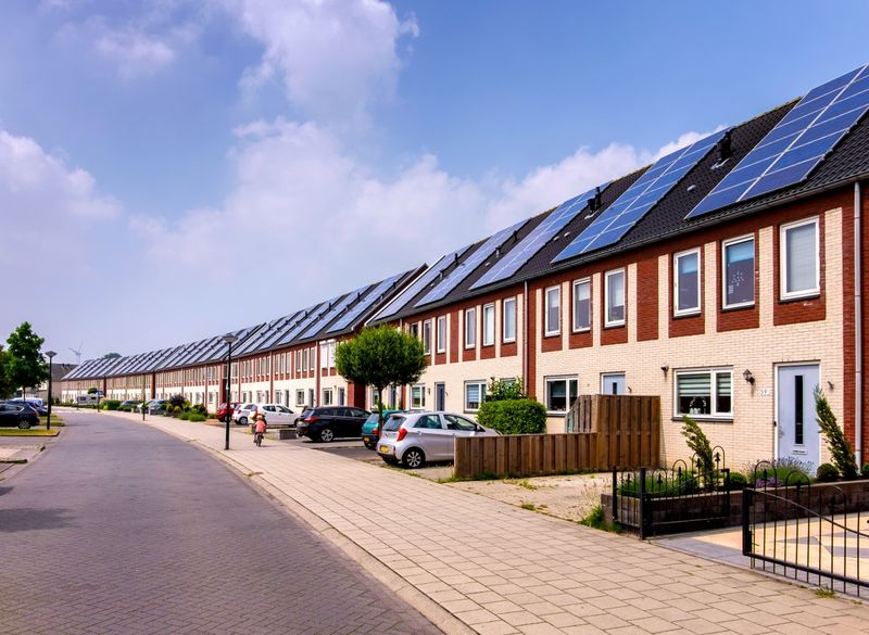 25 Home Features That Are Surprisingly Illegal In Some States - Decor Hint Solar Panels Facing Streets